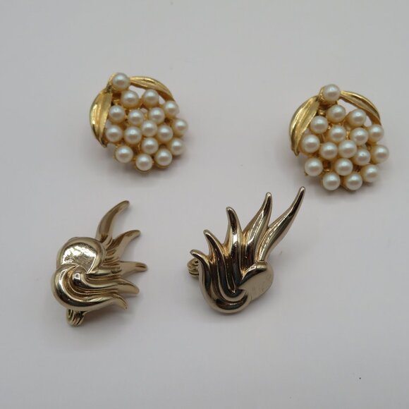 Vintage Monet Gold Tone Clip On Earrings Bonus Faux Pearl Earrings - Picture 5 of 6